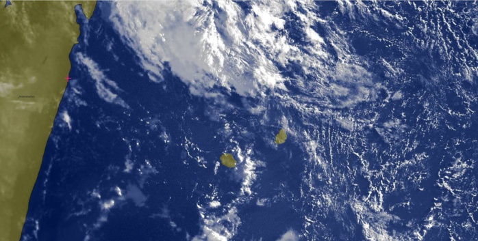 Photo satellite de 7h15: les nuages actifs sont loin au nord de MAURICE.