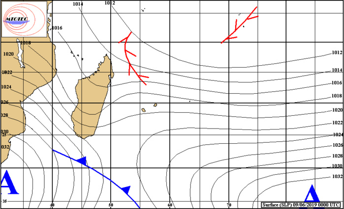 Les averses du système frontal atténué(en bleu) s'approchent par le sud-ouest alors que l'anticyclone(A) leur emboîtera le pas et renforcera nettement l'alizé sur les Mascareignes après le répit dominical. MTOTEC