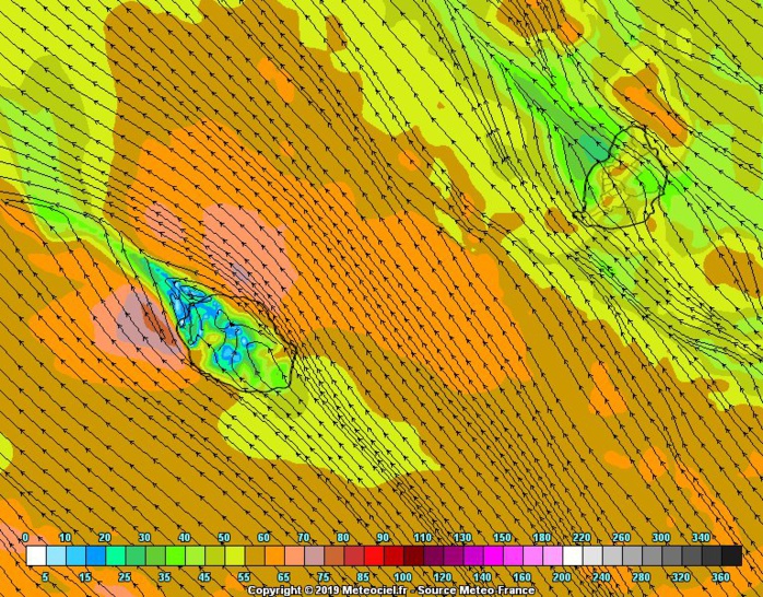 Simulation du modèle Arome cet après midi. Il montre de fortes rafales au large de la REUNION. En interprétant l'analyse on peut ajuster et anticiper les plus fortes rafales entre Pierrefonds et l'Etang Salé , vers la Saline, entre Saint André et Gillot et vers Sainte Rose. METEO FRANCE