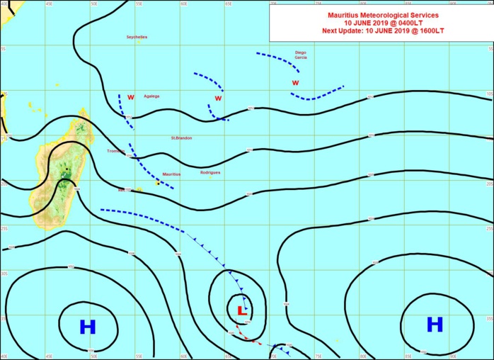 Analyse de la situation de surface tôt ce matin. L'anticyclone(H) se positionne au sud des Mascareignes. Une petite trace frontale le précède et donne un temps humide sur le sud sauvage de la REUNION ce matin. MMS
