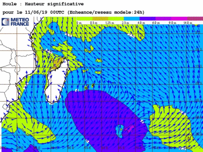 Vagues de 4 mètres prévues par le modèle au sud de la REUNION la nuit prochaine. METEO FRANCE
