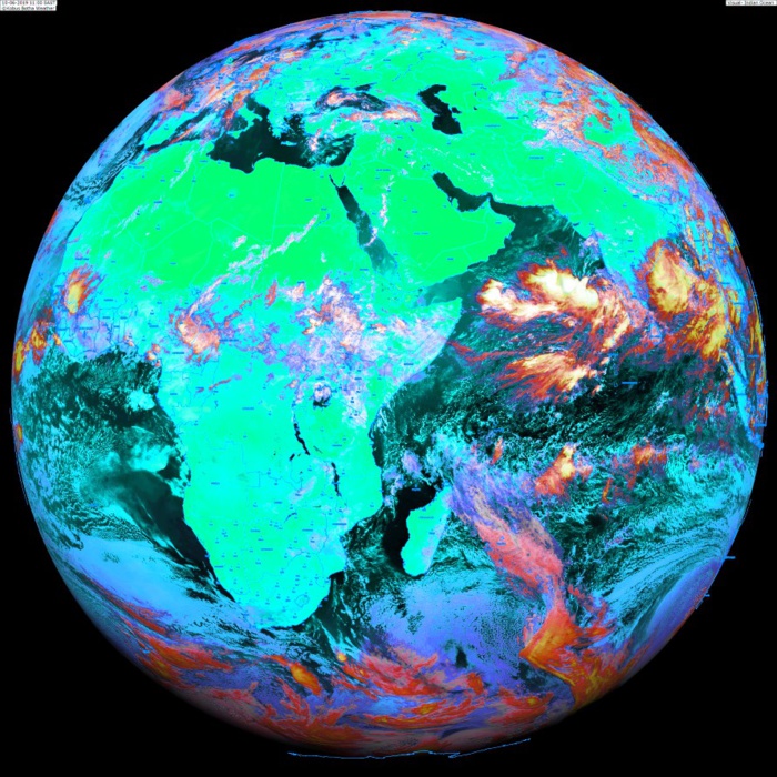 13heures: le globe Météosat. Une perturbation tropicale est suivie sur le Nord Indien sur la Mer d'Arabie. Suivi ici: https://www.meteo974.re/M974World_r7.html. Image KOBUS/PH