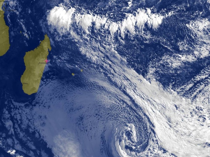 7heures ce matin: belle circulation cyclonique loin au sud-est des Mascareignes pour cette tempête extra-tropicale à coeur froid accompagnée de son système frontal qui s'étend vers le nord. Plus proche de l'équateur l'activité convective reste forte pour un mois de Juin.