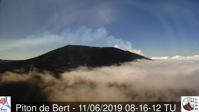 12h16: les sommets du volcan toisent les nuages avec un beau soleil. La station de Météo France au gîte de Bellecombe rapporte un joli 16.3° à midi. METEO REUNION 12h16: les sommets du volcan toisent les nuages avec un beau soleil. La station de Météo France au gîte de Bellecombe rapporte un joli 16.3° à midi. METEO REUNION