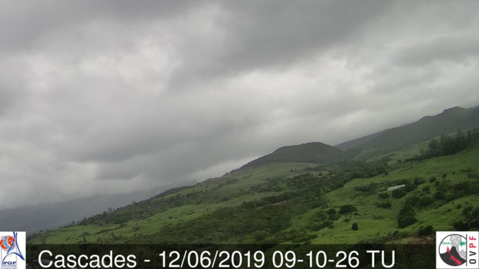 13h10: peu d'évolution en 24heures sur les flancs Est du volcan. MR