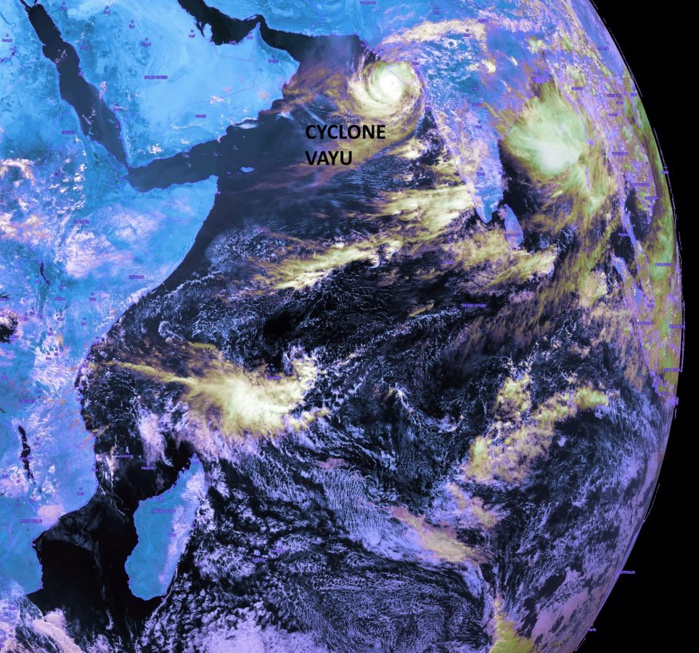 13heures: plan plus large de l'océan indien. KOBUS/PH