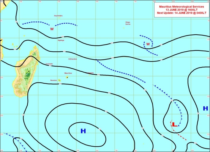 Analyse de la situation de surface à 16heures. L'anticyclone(H) commence à s'éloigner et les alizés faiblissent. MMS Analyse de la situation de surface à 16heures. L'anticyclone(H) commence à s'éloigner et les alizés faiblissent. MMS