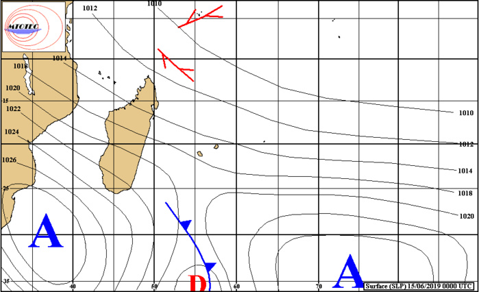 Analyse de la situation de surface ce matin. Un nouvel anticyclone(1028hpa) est situé au large des côtes africaines. MTOTEC
