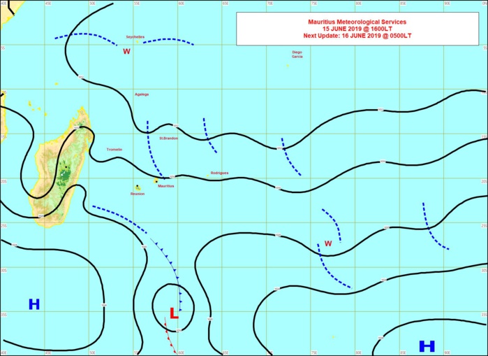 Analyse de la situation de surface à 16heures. Une cellule anticylonique modérée se trouve au sud de Mada et renforcera un peu le vent sur notre région à partir de Lundi. MMS
