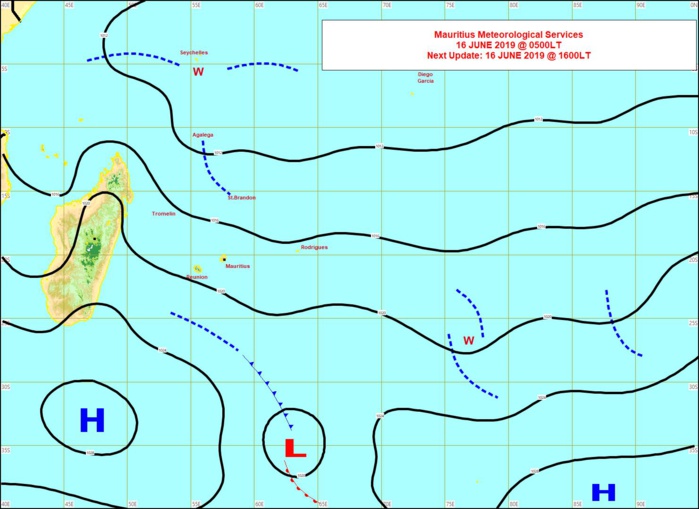 Analyse de la situation de surface ce matin. Un anticyclone(H) modéré vient se positionner au sud des Mascareignes et renforce un peu l'alizé mais sans excès. MMS Analyse de la situation de surface ce matin. Un anticyclone(H) modéré vient se positionner au sud des Mascareignes et renforce un peu l'alizé mais sans excès. MMS