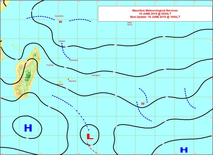 Analyse de la situation de surface ce matin. Un anticyclone(H) modéré vient se positionner au sud des Mascareignes et renforce un peu l'alizé mais sans excès. MMS