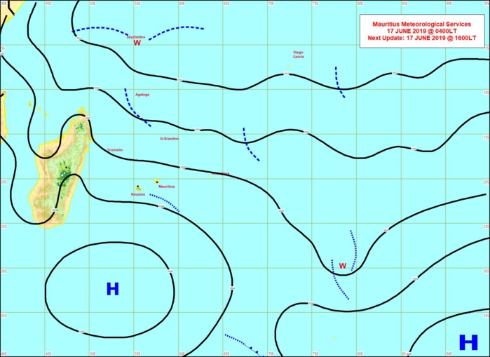 Analyse de la situation de surface ce matin à 04heures. Un anticyclone modéré 1028hpa se trouve au sud des Iles Soeurs. Des nuages sont repris par le flux de Sud-Est et se trouvent au Sud des Iles Soeurs. MMS