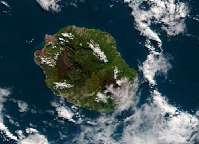 La REUNION capturée par le satellite Terra ce matin à 10h30. NASA/PH