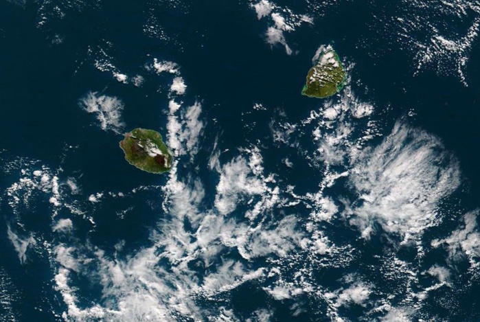 Les Iles Soeurs vues par le satellite Terra à 10h10 ce matin(NASA). Les nuages situés au Sud-Est de la Réunion ont de bonnes chances d'être poussés par les vents d'Est Sud-Est ce soir et la nuit prochaine. Il pourront venir s'échouer sur les côtes Est de l'île entre Saint Joseph et Sainte Marie avec des passages d'averses