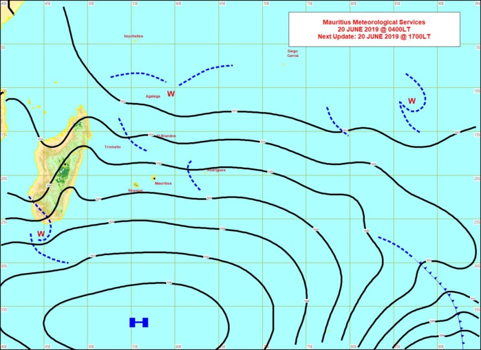 Analyse de surface ce matin. L'anticyclone(H) à 1040hpa est bien positionné au sud de nos îles. MMS