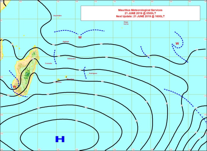 Analyse de la situation de surface tôt ce matin. L'anticyclone(H) est bien ancré au sud des Mascareignes et maintient des alizés soutenus. Toujours de l'instabilité proche d'Agaléga. MMS