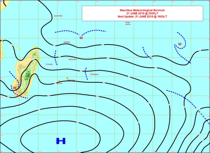 Analyse de la situation de surface tôt ce matin. L'anticyclone(H) est bien ancré au sud des Mascareignes et maintient des alizés soutenus. Toujours de l'instabilité proche d'Agaléga. MMS Analyse de la situation de surface tôt ce matin. L'anticyclone(H) est bien ancré au sud des Mascareignes et maintient des alizés soutenus. Toujours de l'instabilité proche d'Agaléga. MMS