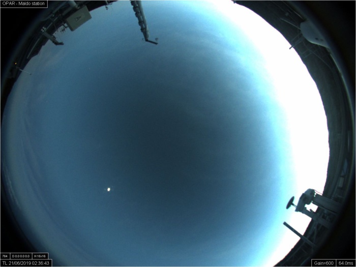 6h36: le ciel du Maïdo: quelques bancs furtifs de nuages élevés sans conséquence. METEO REUNION 6h36: le ciel du Maïdo: quelques bancs furtifs de nuages élevés sans conséquence. METEO REUNION