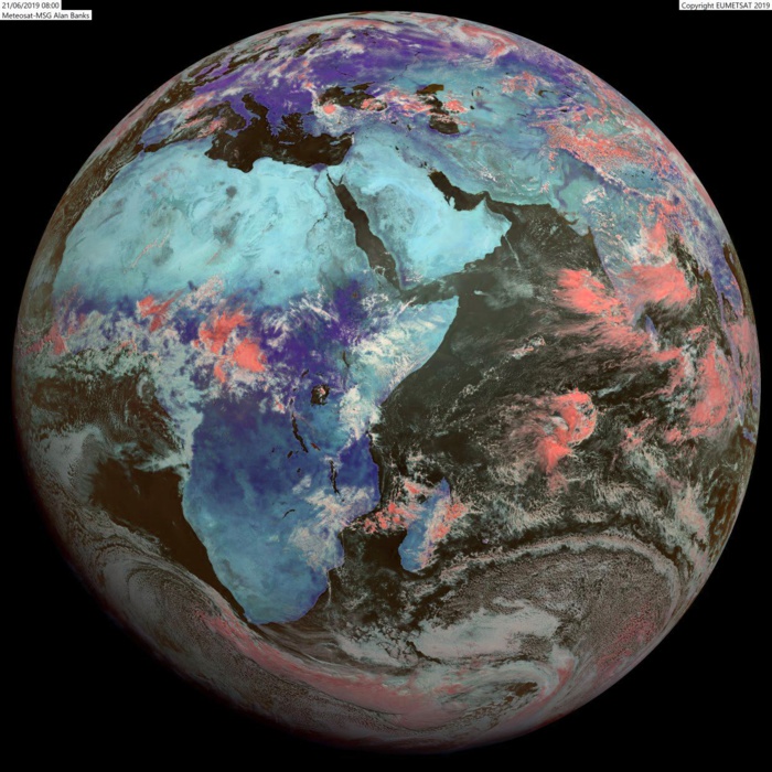 Le disque du satellite Météosat à midi. Grisaille et averses sur la côte Est de la Grande Ile ce qui est habituel en cette saison. En revanche nuages actifs également près des côtes Nord Ouest ce qui est moins habituel en hiver. AB/PH