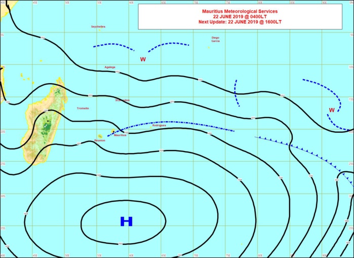 Analyse de la situation de surface ce matin. L'anticyclone(H) dirige toujours un alizé assez soutenu sur notre zone mais il commence à s'affaiblir. MMS Analyse de la situation de surface ce matin. L'anticyclone(H) dirige toujours un alizé assez soutenu sur notre zone mais il commence à s'affaiblir. MMS