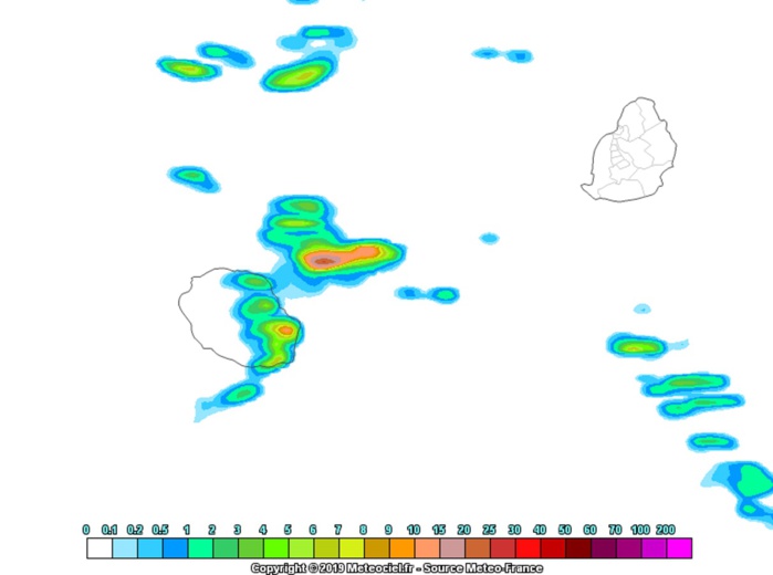 Averses plus nombreuses touchant la moitié Est lundi matin selon Arome. METEO FRANCE