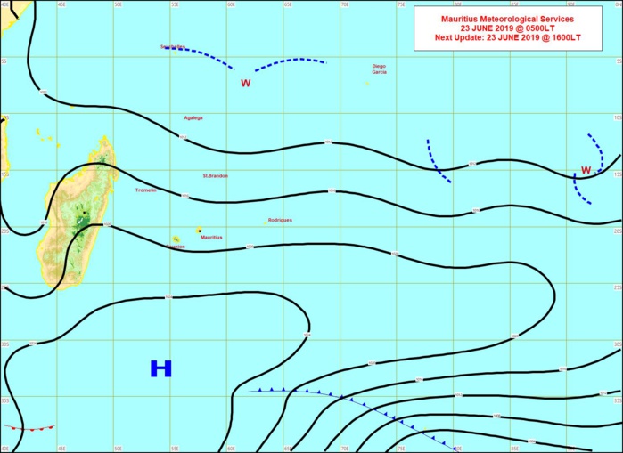 Analyse de la situation de surface ce matin. L'anticyclone(H) faiblit. Les alizés perdent de leur superbe. A noter que la plus forte rafale(107km/h) pour cet épisode a été enregistrée à la Montagne des Signaux(un peu plus de 200m au dessus de Port Louis). MMS
