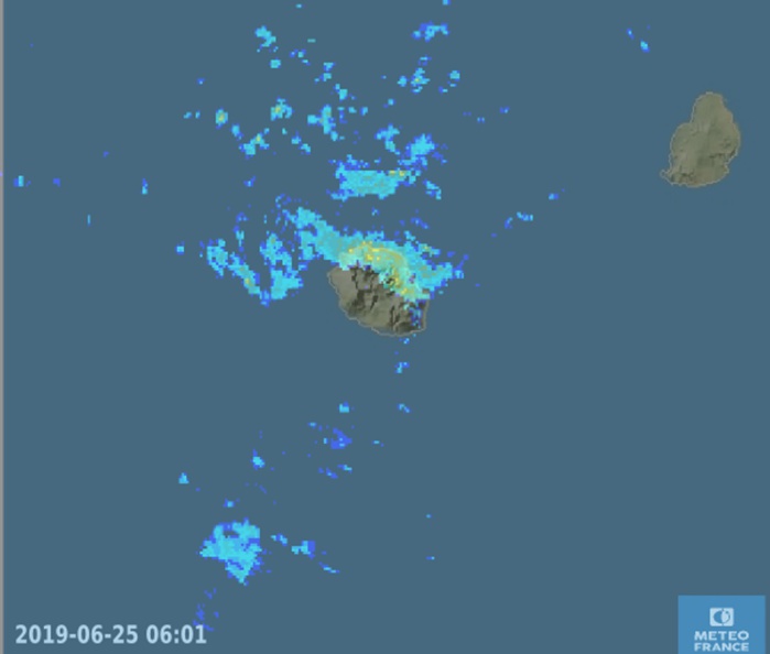 6h01: le radar montre bien que les régions Est et Nord sont touchées par de nombreuses averses localement modérées. METEO FRANCE