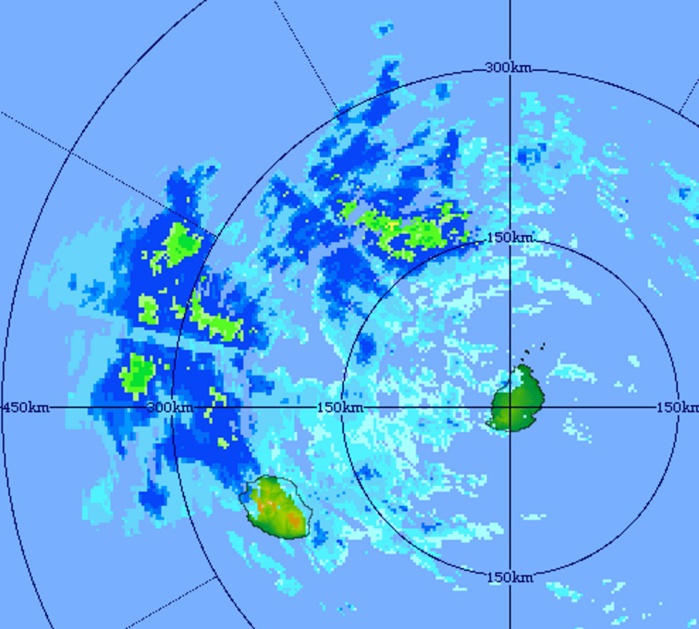 6h11: plan plus large avec le radar de Trou Aux Cerfs: les bandes les plus actives(modérées en intensité) ont tendance à transiter au large au Nord de la REUNION. MMS