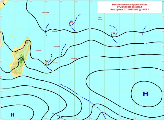 Analyse de la situation de surface ce matin. Toujours un peu d'instabilité(w) entre les Iles Soeurs. L'anticyclone(1038hpa) actuellement au sud de la Grande Ile va venir se positionner au sud des Mascareignes ces deux prochains jours. MMS Analyse de la situation de surface ce matin. Toujours un peu d'instabilité(w) entre les Iles Soeurs. L'anticyclone(1038hpa) actuellement au sud de la Grande Ile va venir se positionner au sud des Mascareignes ces deux prochains jours. MMS