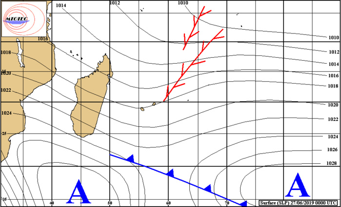Analyse de la situation de surface ce matin. L'anticyclone se rapproche par le Sud-Ouest mais l'instabilité reste localement marquée pour la saison près des Iles Soeurs. MTOTEC