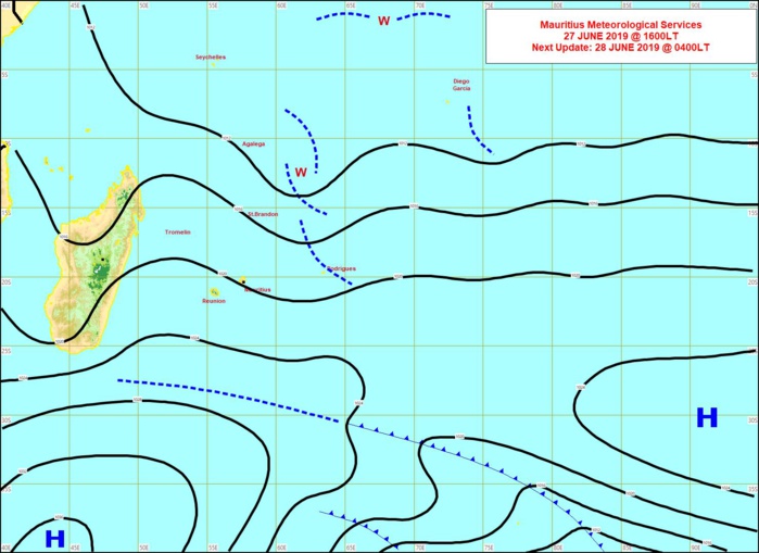 Analyse de la situation de surface cet après midi. L'anticyclone va se positionner au sud des Mascareignes d'où le renforcement du vent. MMS Analyse de la situation de surface cet après midi. L'anticyclone va se positionner au sud des Mascareignes d'où le renforcement du vent. MMS