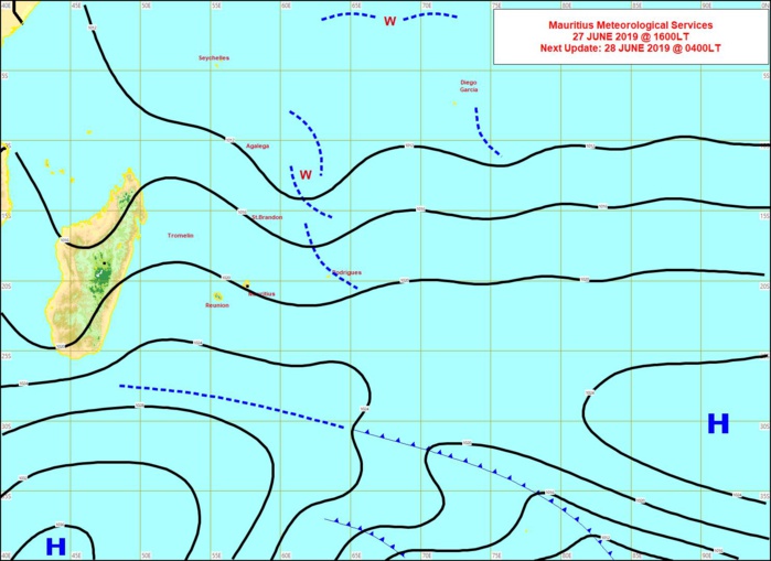 Analyse de la situation de surface cet après midi. L'anticyclone va se positionner au sud des Mascareignes d'où le renforcement du vent. MMS