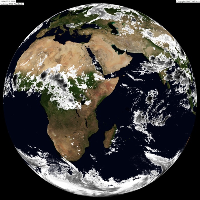 Globe Météosat de 5heures. Parfait contraste avec les jours précédents sur la zone des Iles Soeurs où la masse d'air est nettement plus sèche. A.BANKS