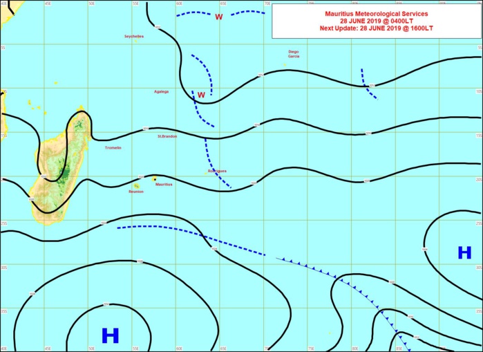 Analyse de la situation de surface. L'anticyclone(1037hpa) au sud de nos îles a renforcé le vent. MMS Analyse de la situation de surface. L'anticyclone(1037hpa) au sud de nos îles a renforcé le vent. MMS
