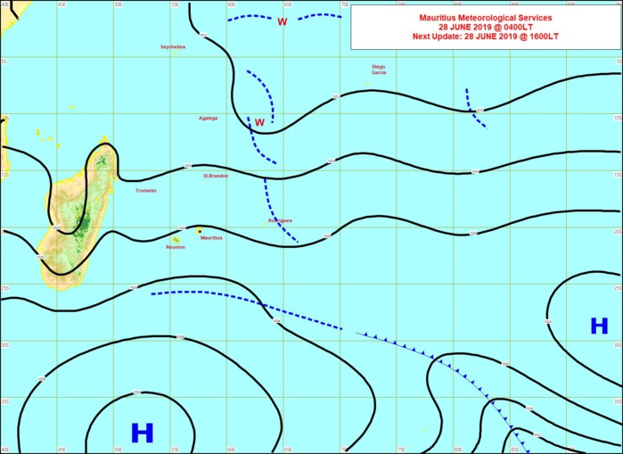 Analyse de la situation de surface. L'anticyclone(1037hpa) au sud de nos îles a renforcé le vent. MMS