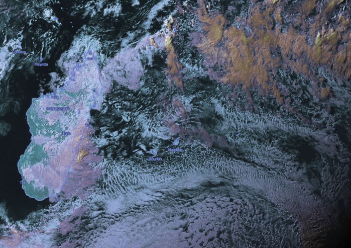 Météosat à 16heures: l'alizé fait remonter un peu d'humidité la nuit prochaine vers les régions exposées de la REUNION. Mais Samedi et Dimanche devraient être des journées assez ensoleillées. KOBUS/PH