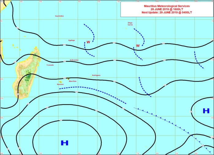 Analyse de surface cet après midi. L'anticyclone est bien positionné au sud des Mascareignes. Les restes d'un système frontal transitent au Sud-Est des Iles Soeurs et avec eux remonte un peu d'humidité passagère. MMS