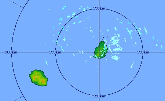 5h51: le radar de Trou Aux Cerfs montre que l'environnement immédiat de la REUNION est plus sec que celui de MAURICE. MMS