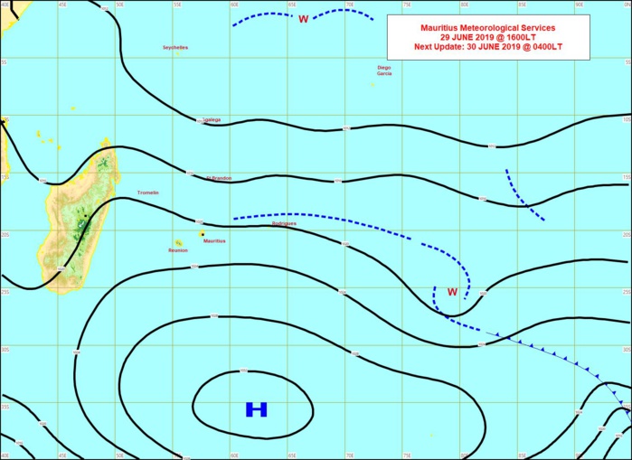 Analyse de surface cet après midi. L'anticyclone(1033hpa) est encore bien ancré au Sud-Sud-Est des Iles Soeurs. L'alizé reste soutenu mais plutôt sec. MMS