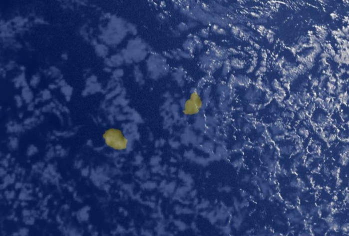 Photo satellite de 7heures: les nuages dans le voisinage de la REUNION sont peu actifs. L'humidité augmente un peu à l'Est de MAURICE. Photo satellite de 7heures: les nuages dans le voisinage de la REUNION sont peu actifs. L'humidité augmente un peu à l'Est de MAURICE.