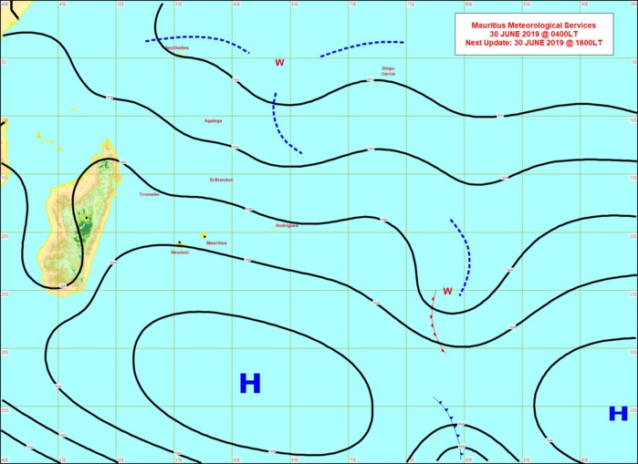 Analyse de surface ce matin. L'anticyclone(H) faiblit lentement mais maintient encore un alizé modéré à rapide et plutôt sec sur notre région. MMS