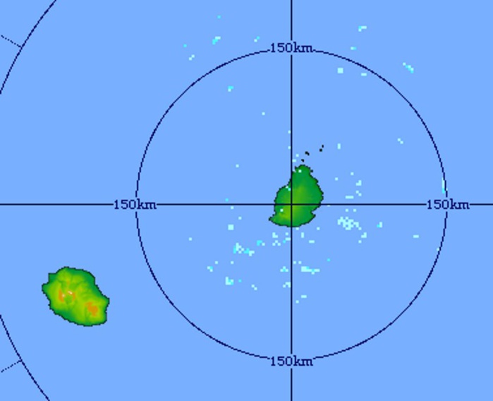 17h51: le radar de Trou Aux Cerfs confirme que les conditions sont plutôt sèches sur la zone des Iles Soeurs. Quelques faibles averses transitent au sud de MAURICE et peuvent toucher brièvement les régions Est et Nord-Est de la REUNION notamment en fin de nuit prochaine.