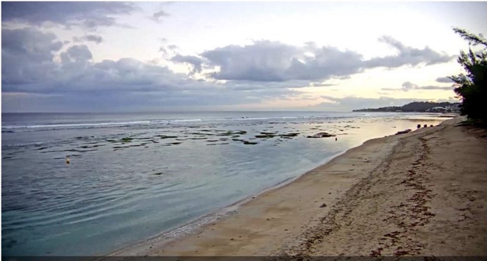06h16: plage de l'Hermitage avec vue sur les Roches Noires. METEO REUNION