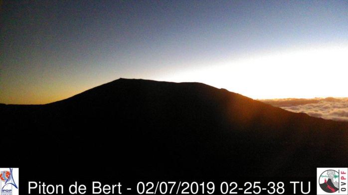 Image webcam: le volcan lui aussi s'exposera fièrement au soleil aujourd'hui. METEO REUNION