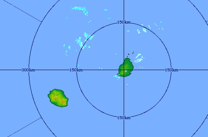 6h31: le radar de Trou Aux Cerfs confirme que les quelques averses sont en marge de la REUNION. MMS