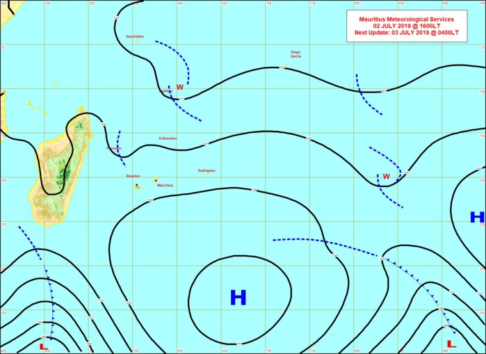 L'anticyclone(H) affaibli se décale vers l'Est. Une dépression extra-tropicale accompagnée de son système frontal apparaît au sud de la Grande Ile. Entre les deux centres d'action le vent ralentit nettement. MMS