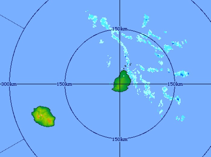 Quelques bandes pluvieuses sont à proximité de MAURICE et pourraient s'approcher des côtes Nord-Est de la REUNION ce soir. A confirmer. Radar TACerfs. MMS