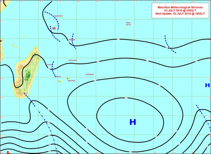 Situation de surface ce matin. L'anticyclone affaibli s'est décalé vers l'Est. Une limite frontale remonte un peu le long des côtes Sud-Est de MADA. Les vents se sont affaiblis sur les Iles Soeurs. Toujours de l'instabilité potentielle près d'Agaléga. MMS