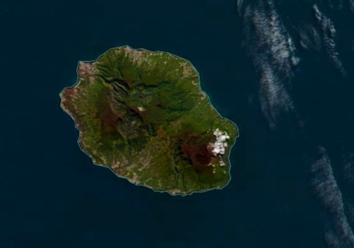 06h25: l'île intense capturée ce matin à 10h25 par le satellite Terra. Magnifique ciel bleu. NASA