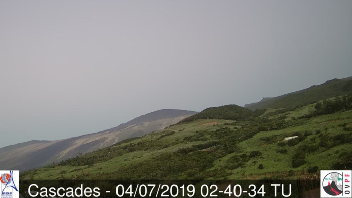 06h40: les pentes Est du volcan au ciel complètement dégagé. Pas si fréquent que ça. METEO REUNION 06h40: les pentes Est du volcan au ciel complètement dégagé. Pas si fréquent que ça. METEO REUNION